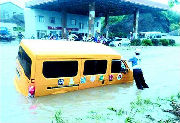 激流中女交警撐住這輛校車 幼兒車化險為夷