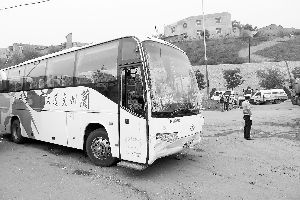 高校校車失控引發10車連撞 致1人死亡（圖）