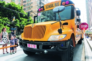 這輛從美國原裝進口的校車價值100多萬。信息時報記者 陸明杰 攝