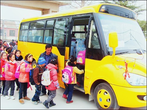 農(nóng)民自買校車，好道德與領(lǐng)導(dǎo)無(wú)關(guān)（圖）