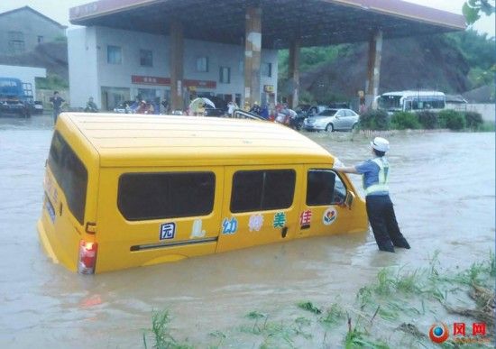 臨湘女交警雨中獨撐側翻校車 救出9幼童