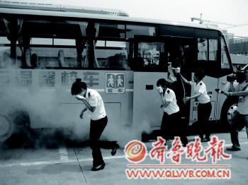 趁著學生放暑假“大鼻子”忙演練
