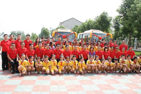 龍文教育基金捐贈(zèng)愛(ài)心校車(chē) 大愛(ài)彰顯(圖)