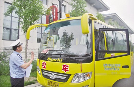 張店交警集中檢驗(yàn)111臺專用校車 (圖)