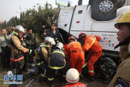 10月7日，消防官兵在車禍現場組織救援。圖片來源：新華網