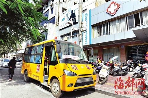 停在城廂區醫院門口的校車，前擋風玻璃內立有“城廂區婦女健康普查接送車”字樣的牌子 data-cke-saved-src=