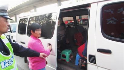 公安部出臺校車新規后成都擋獲首輛違法