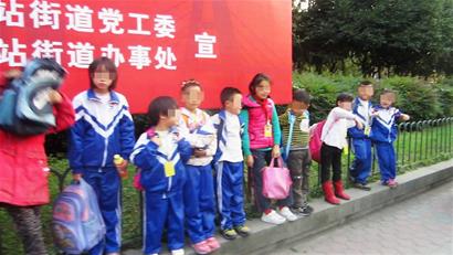 公安部出臺校車新規后成都擋獲首輛違法