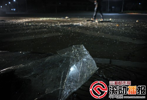 山寨“高鼻子校車(chē)”被撞，所幸學(xué)生無(wú)恙