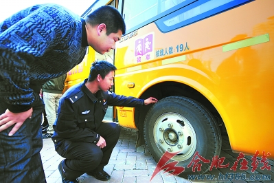 蜀山26所學(xué)校簽訂校車責(zé)任狀