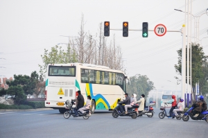 6輛“校車”，3輛闖紅燈