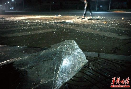 長沙校車遭猛撞旋轉180度側翻 3名小孩有驚無險