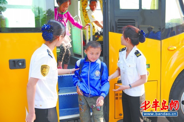 校車開到了村子里。