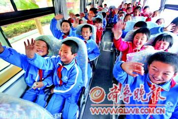孩子們乘上新校車,異常興奮。本報記者張曉科攝