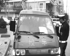 蘭州安寧區交警查扣11輛非正規校車