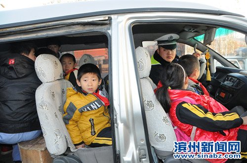 濱州：西城交警凌晨時分出擊治理黑校車