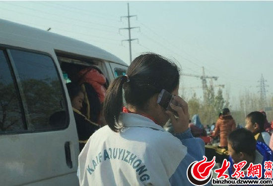 家長：“黑校車”樓下接送孩子，更方便