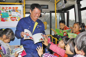 鎮(zhèn)海一小學(xué)校車?yán)锝ㄆ鹆鲃?dòng)圖書室 學(xué)生用誠信借閱