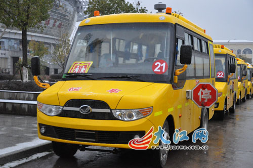 　　鷹潭51家民辦幼兒園獲51輛政府補貼校車。價值816萬。