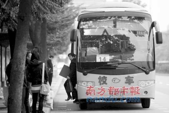 校車停靠點(diǎn)和學(xué)生安全引發(fā)各方關(guān)注。南都記者 趙炎雄 攝