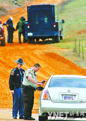 美國男子打死校車司機(jī) 劫走一男童與警方對峙