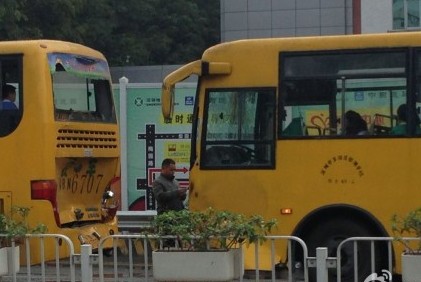 深圳紅嶺北路兩校車追尾 73人送去醫(yī)院
