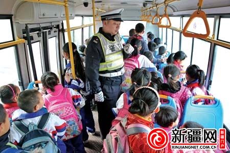 本報(bào)訊（記者丁璐）3月21日9時(shí)許，水區(qū)交警大隊(duì)南湖中隊(duì)交警張雁在新興街與新民西街交會處，攔截了一輛小型公交車。上車檢查時(shí)發(fā)現(xiàn)，車上坐了40名小學(xué)生。