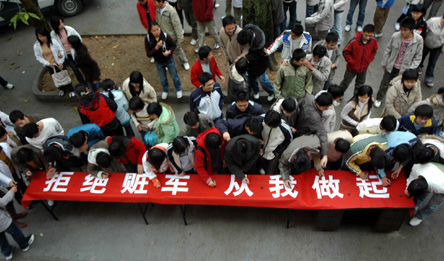 上海高校校車配套不齊 校邊“黑車”泛濫 上海高校校車配套不齊 校邊“黑車”泛濫