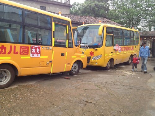 校車?yán)锩娴腉PS、攝像頭、倒車?yán)走_(dá)，幼兒專用椅等校車基本配置都全部到位。