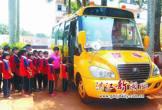智能校車開進徐聞民辦小學
