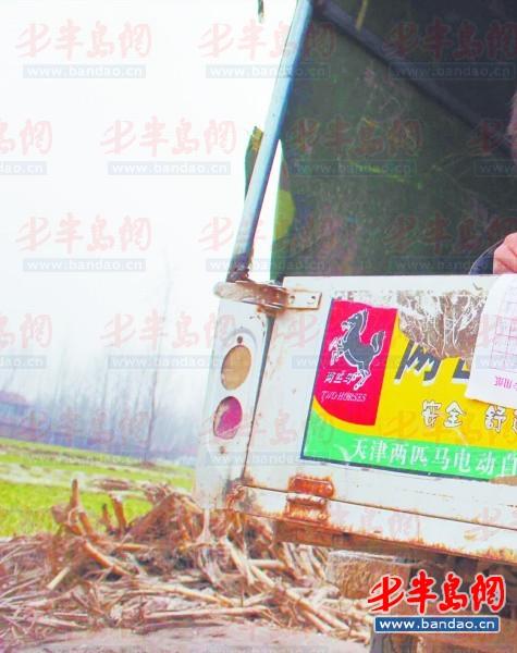 2011年底一名孩子在三輪車上趕作業。一年半過去了，這樣的場景仍隨處可見。