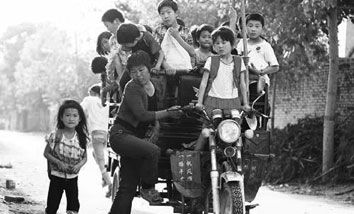 畫(huà)里有話:超載的“校車” 