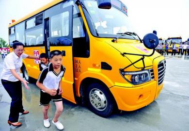 西安舉行校車突發(fā)事件應(yīng)急處置演練