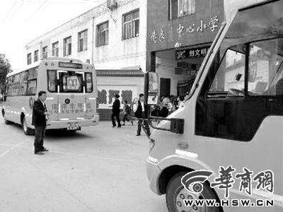 校車“特權(quán)”有名無實 上路難獲尊重少有車輛避讓