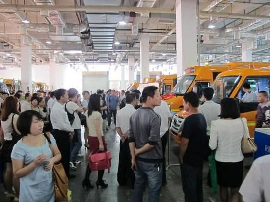 外觀大氣新穎、性能優越的新校車成為本屆展會的“寵兒”，展區前人氣爆棚。