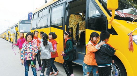 能夠乘坐舒適的校車上學，高店鄉中心小學的孩子們很是開心。