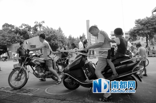 <p>因校車(chē)座位不夠，洪梅第二小學(xué)今年的新莞人新生不能坐校車(chē)，許多家長(zhǎng)只能騎車(chē)接送孩子。南都記者劉在富攝<br /><br /></p>