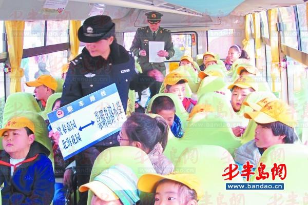 民警在車上登記學(xué)生信息 ，并查看大家系安全帶情況。本報(bào)記者劉鵬 攝
