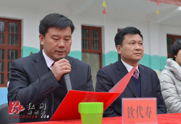 湖南；“大鼻子”校車滿載愛心開進(jìn)靖州巖灣小學(xué)