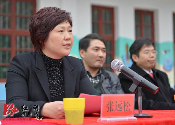 湖南；“大鼻子”校車滿載愛心開進(jìn)靖州巖灣小學(xué)