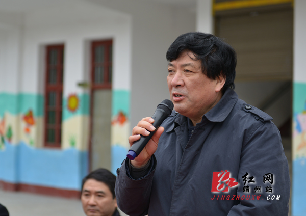 湖南；“大鼻子”校車滿載愛心開進(jìn)靖州巖灣小學(xué)