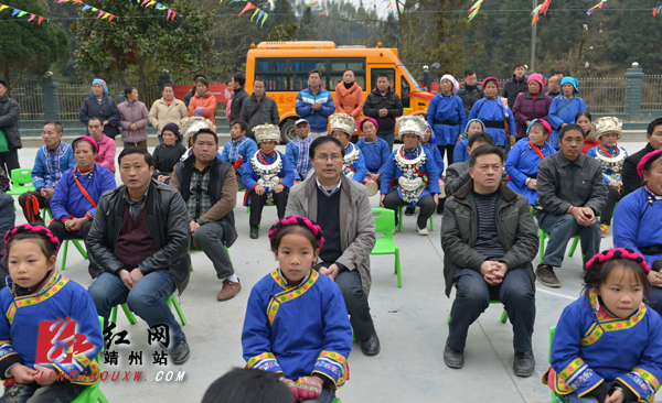 湖南；“大鼻子”校車滿載愛心開進(jìn)靖州巖灣小學(xué)