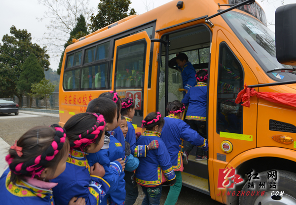 湖南；“大鼻子”校車滿載愛心開進(jìn)靖州巖灣小學(xué)