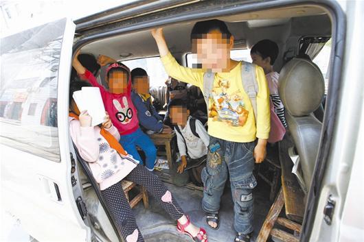 襄陽現(xiàn)危險(xiǎn)“校車” 十多名小孩擠進(jìn)面包車中