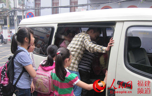 福州：小學門前“黑校車”被查