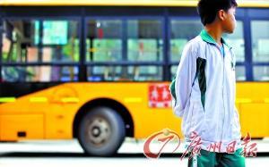 廣州一男生在校車上換座與老師起爭(zhēng)執(zhí)遭掌摑
