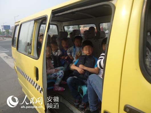 六安一校車超載被查