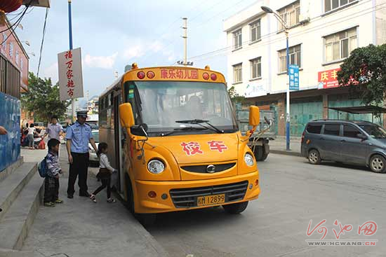 廣西河池：仫佬山鄉(xiāng)有了首輛校車