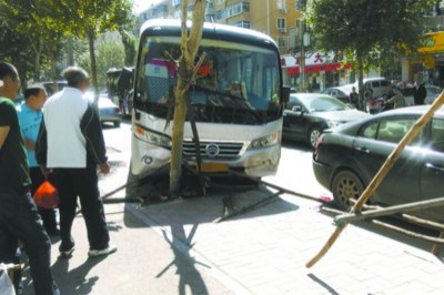 校車司機(jī)猝死昏迷前打輪避開人