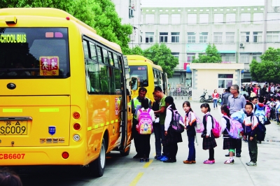 孩子們的“大鼻子”校車隊